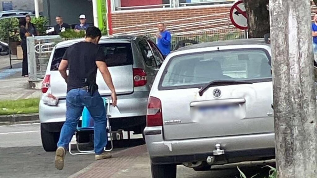 Delegado da DHPP Serra é flagrado correndo atrás de procurado por triplo homicídio Rodrigo Sandi Mori, delegado da DHPP Serra, corre atrás de procurado em Colina de Laranjeiras.