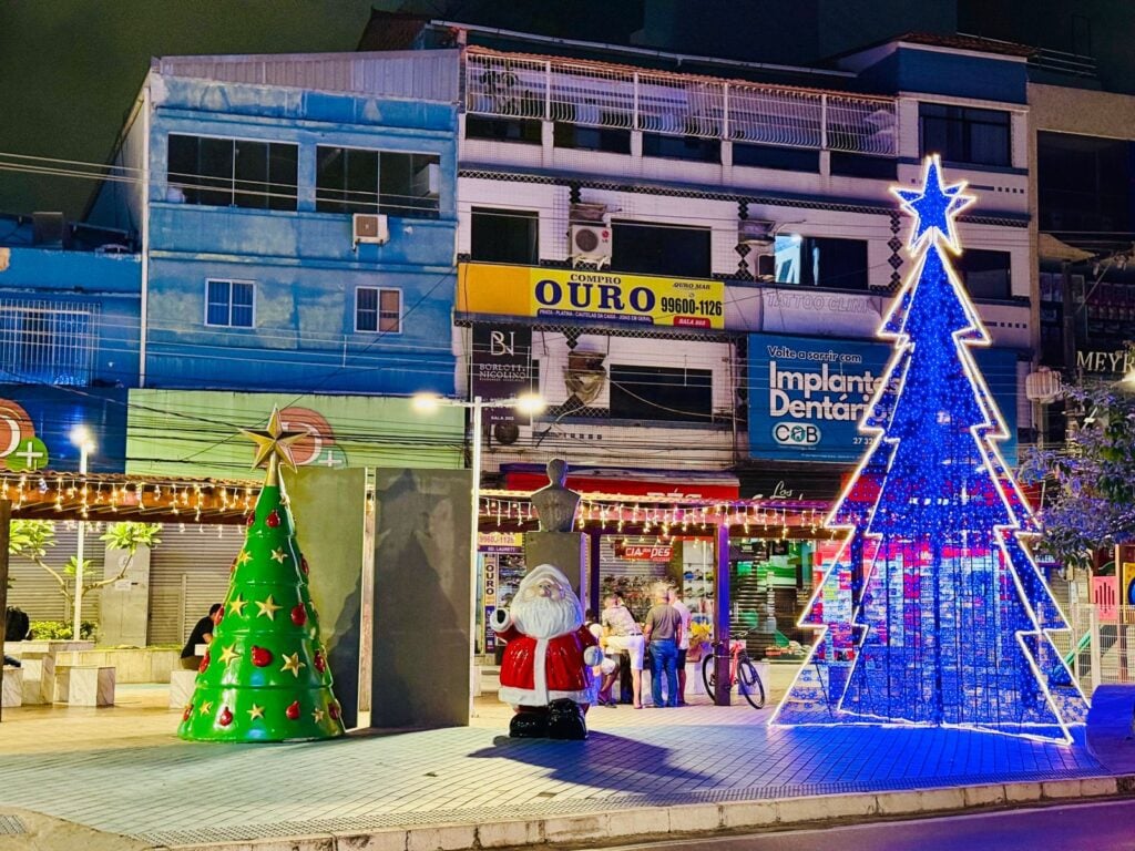 Imagem de uma praça com decorações de Natal.