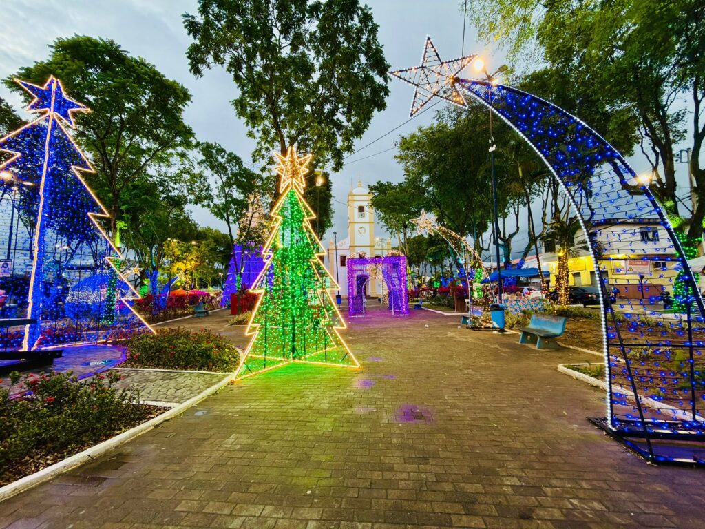 Imagem de uma praça com diversas decorações de Natal.
