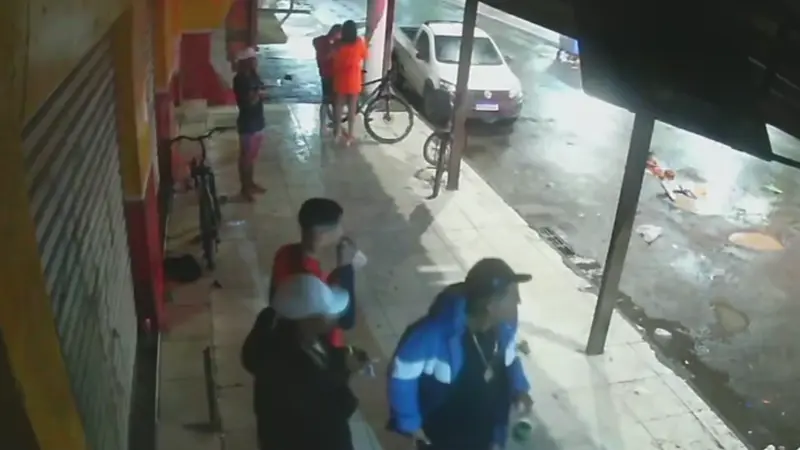 DHPP Serra esclarece triplo homicídio em frente distribuidora de bebidas em Novo Horizonte Ataque deixou três mortos e três feridos; imagens mostram ação na calçada no bairro Novo Horizonte, na Serra.