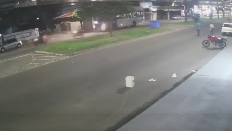 Vídeo: motoqueiro faz manobra grau e mata idoso atropelado na Serra Câmeras registraram o motoqueiro realizando "manobra grau” no momento do atropelamento que matou um idoso de 82 anos, em Porto Canoa, na Serra