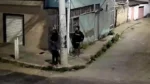 Vídeos flagram trio encapuzado quebrando a câmera de uma casa e apontando armas para quem passava em José de Anchieta II, na Serra.