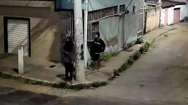 Vídeo: traficantes fortemente armados tocam terror nas ruas da Serra Vídeos flagram trio encapuzado quebrando a câmera de uma casa e apontando armas para quem passava em José de Anchieta II, na Serra.