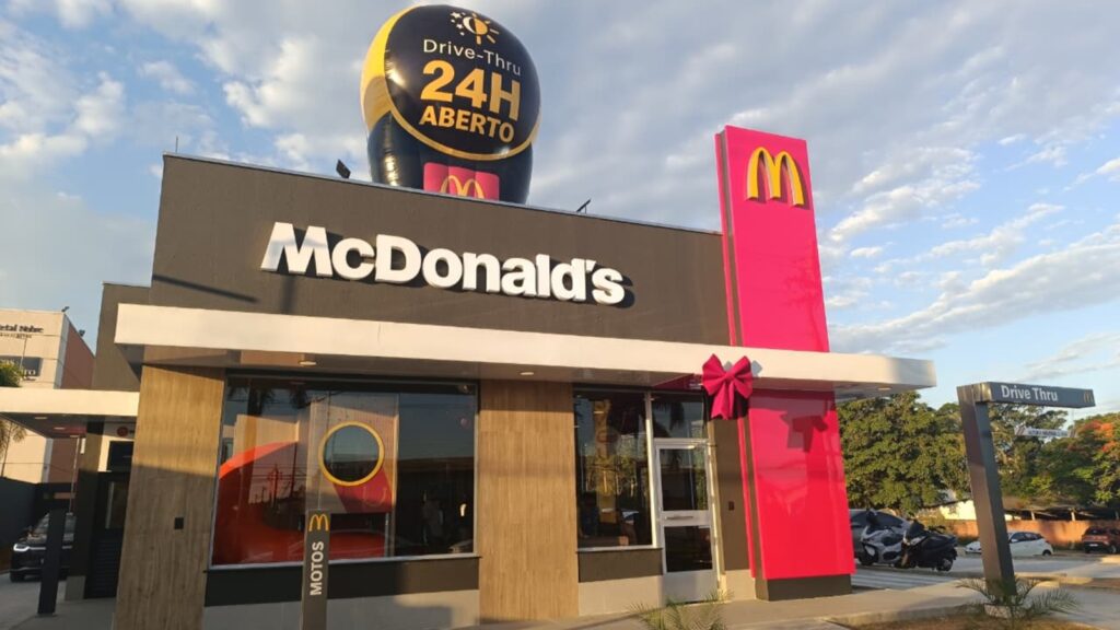 McDonald’s com Playplace e Drive-Thru já está funcionando 24 horas na Serra Nova unidade de rua do McDonald’s em Colina de Laranjeiras opera 24 horas.