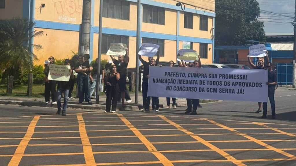 Aprovados no concurso da Guarda da Serra protestam cobrando a nomeação de 88 agentes Guarda Municipal da Serra: aprovados protestam cobrando a nomeação de 88 agentes formados