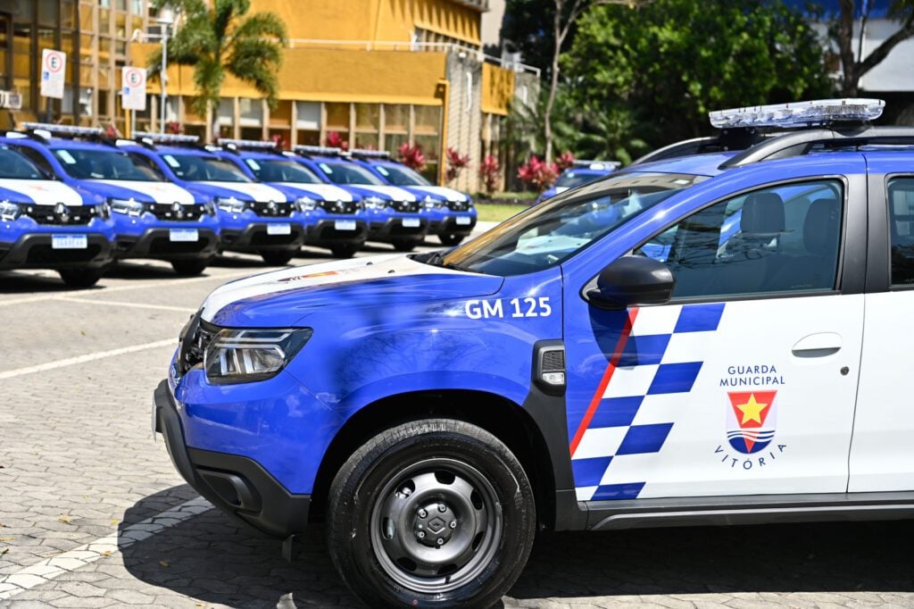 Imagem de um pátio com várias viaturas da Guarda de Vitória.