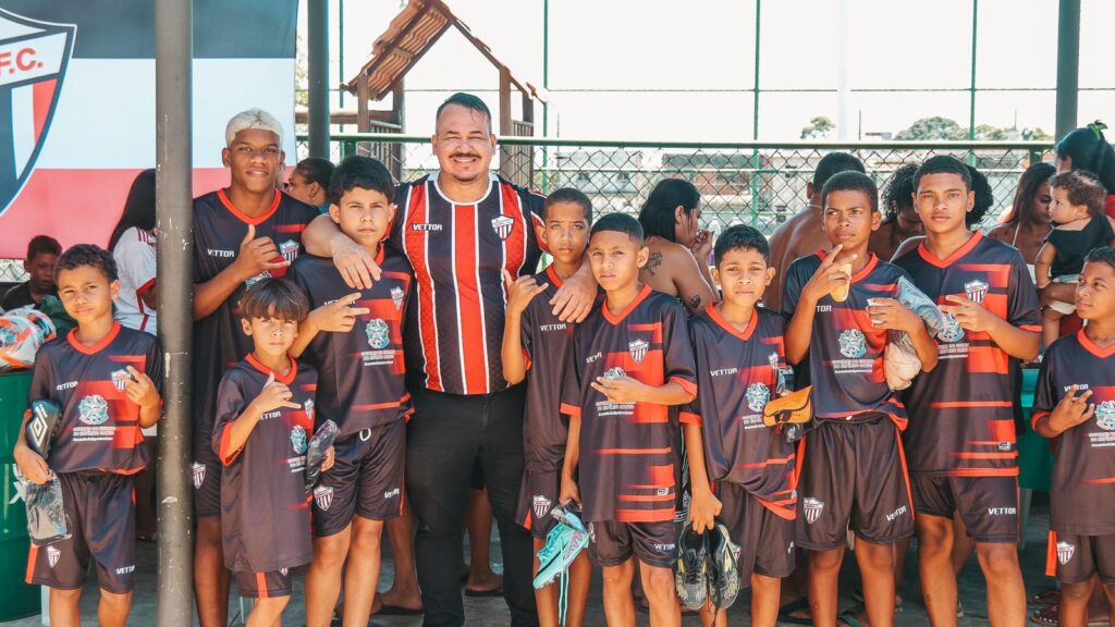 Escolinha de futebol do Serra FC chega à região de Serra Dourada Escolinha de futebol do Serra FC chega à região do Pantanal em parceria com vereador local
