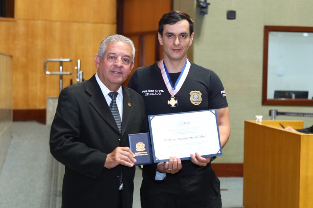 Chefe da DHPP Serra, delegado Rodrigo Sandi Mori, ao lado do deputado delegado Danilo Bahiense, durante a entrega de uma homenagem na ALES.