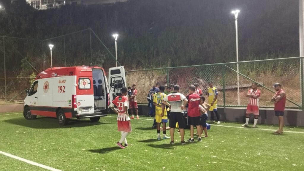 Jogador se machuca e moradores cobram proteção no campo de Eldorado Prefeitura diz que a quadra seguiu padrão CBF e enviará equipe técnica para avaliar proteção acolchoada na lateral no campo de Eldorado, na Serra