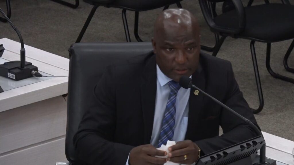 Vereador quer que Guarda da Serra faça blitz e fiscalização de trânsito Vereador Antônio Carlos CeA, na Câmara da Serra.