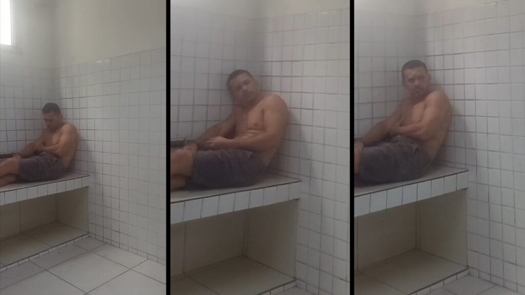 Vereador Fred do PDT sentando no banco da Delegacia Regional da Serra