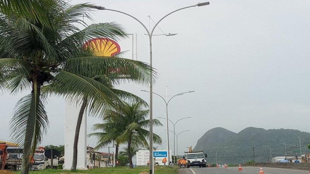 Serra começa a instalar “postes salva-vidas” na Avenida Mestre Álvaro
