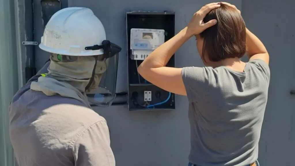 Cobranças abusivas e cortes de energia levam caso de moradora da Serra à Justiça