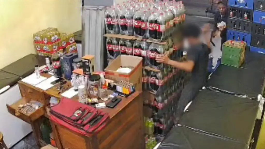 Vídeo: assalto com tiro em distribuidora de bebidas assusta moradores na Serra Assalto em distribuidora e troca de tiros entre criminosos e PM aterrorizam moradores de Novo Horizonte