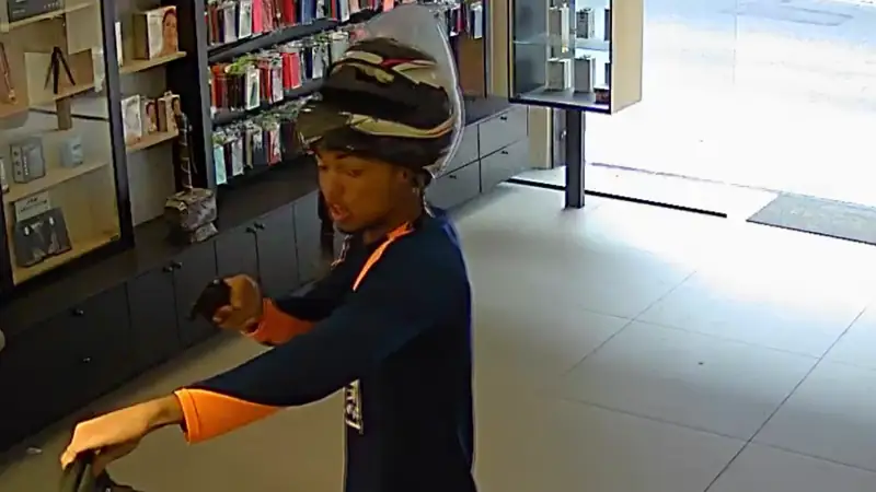Vídeo: assaltante armado faz a limpa em loja de celulares na Serra Vídeo: assaltante armado aterroriza clientes e funcionários durante roubo a loja de celulares na Serra