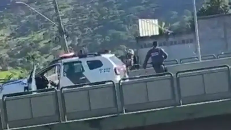 Vídeo: PM arrocha com força motoqueiro durante rolezinho de natal na Serra