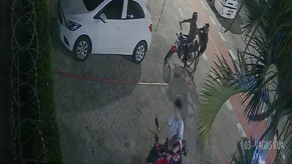 Vídeo: dupla de moto tem assalto frustrado após vítima e cidadão reagirem na Serra Vídeo: jovem reage a assalto à mão armada durante o réveillon na Serra