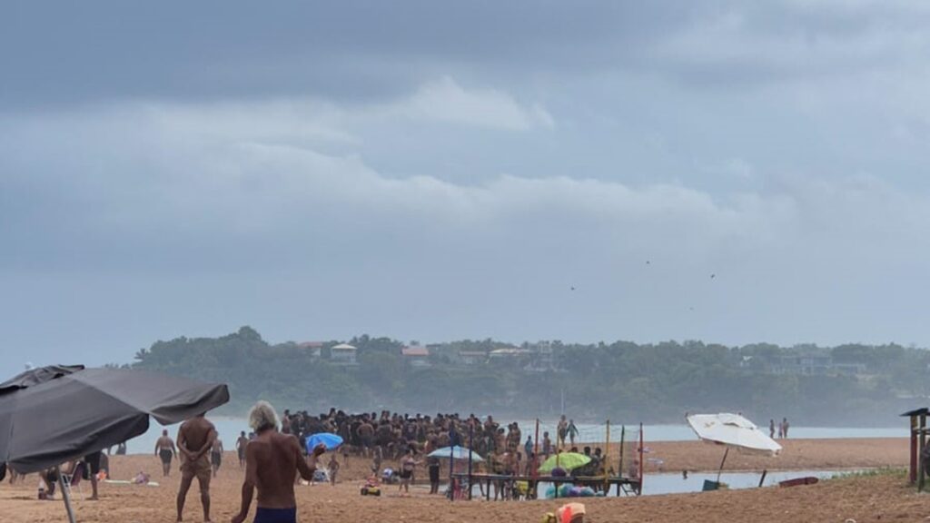 Guarda-vidas e bombeiros atendem criança resgatada na lagoa de Carapebus, na Serra.