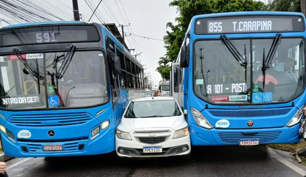 Carro fica prensado entre dois ônibus do Transcol e cena chama atenção na Serra Carro ficou preso entre dois ônibus do Transcol; ninguém se feriu.