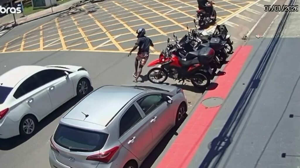 Vídeo: investigador flagra furto de moto e usa o próprio carro para deter bandidos na Serra Investigador usa carro para impedir furto de moto na Serra