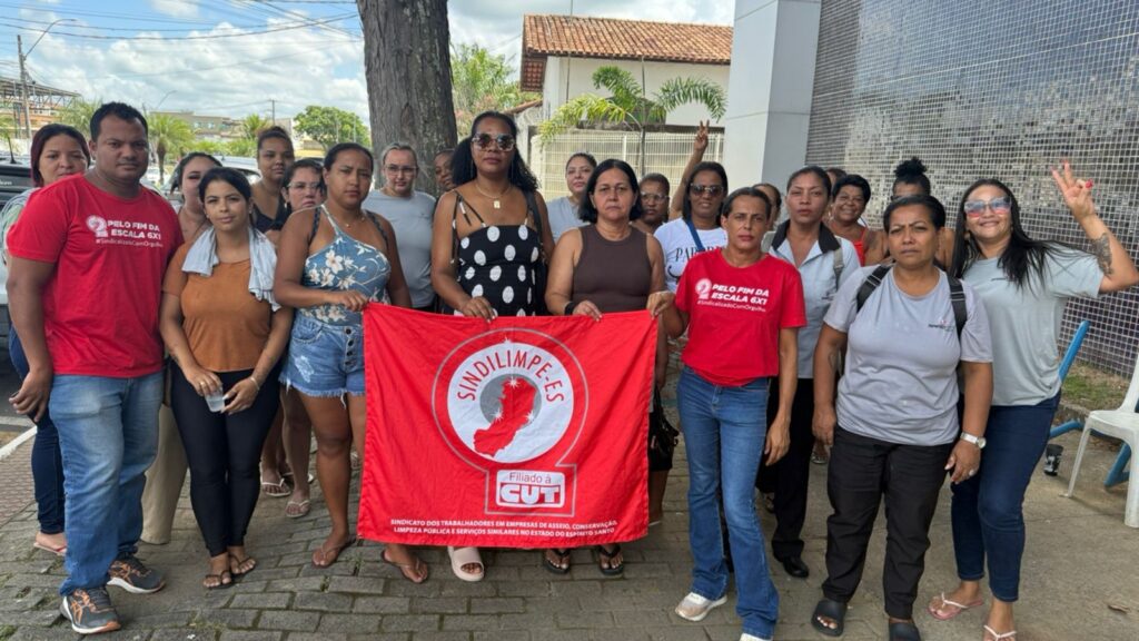 Pablo Muribeca e sindicato cobram salários atrasados de terceirizados na Prefeitura da Serra Faixas do Sindilimp-ES em ato de terceirizados da limpeza cobrando pagamento do salário de dezembro