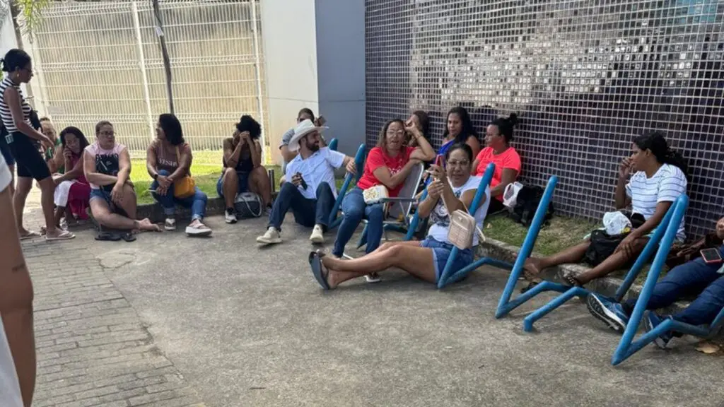 Funcionários voltam a protestar por salários atrasados em frente à Prefeitura da Serra Pablo Muribeca acompanha manifestação ao lado das funcionárias terceirizadas em frente ao prédio da Prefeitura da Serra.