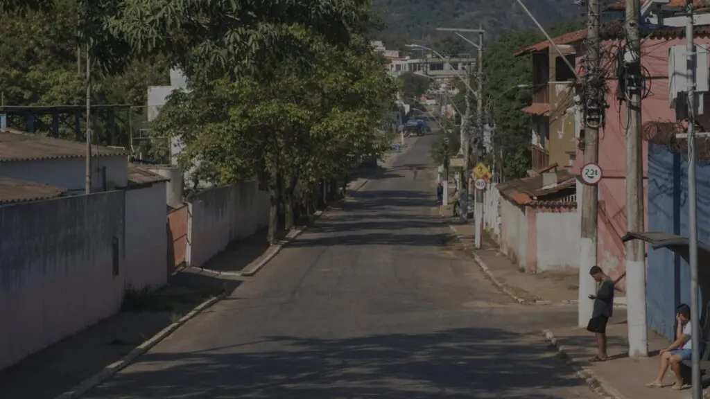Guerra do tráfico: ataque a tiros deixa homem morto e casal baleado na Serra Rua Elisbão Alexandre Mirada, em Jardim da Serra, onde homem foi encontrado morto a tiros