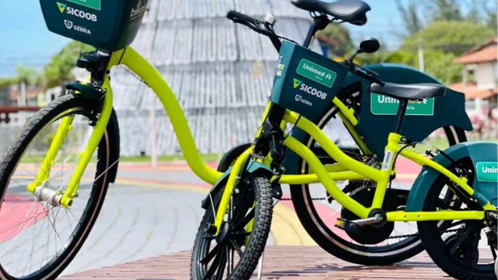Estação do Bikes na Serra no dia de lançamento com acesso gratuito e sistema de bicicletas compartilhadas