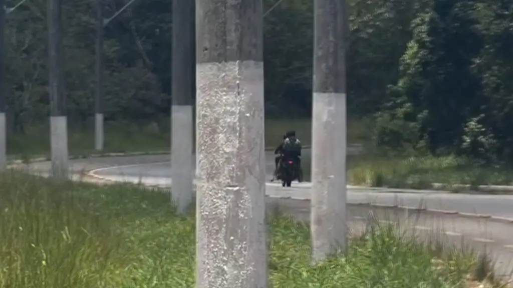 Rodovia Audifax Barcelos na Serra após capotamento na fuga; suspeitos roubaram moto de influencer para escapar, diz relato