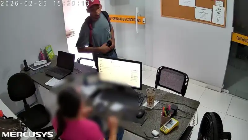 Vídeo: assaltante armado faz a limpa em autoescola na Serra