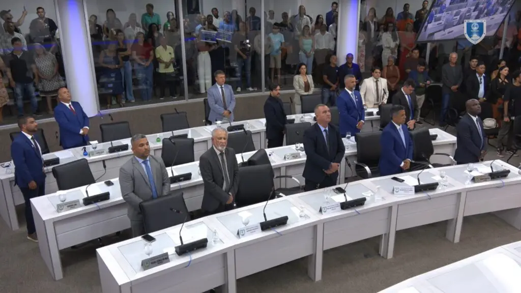 Plenário da Câmara da Serra durante posse de suplentes na Câmara da Serra em 02/02
