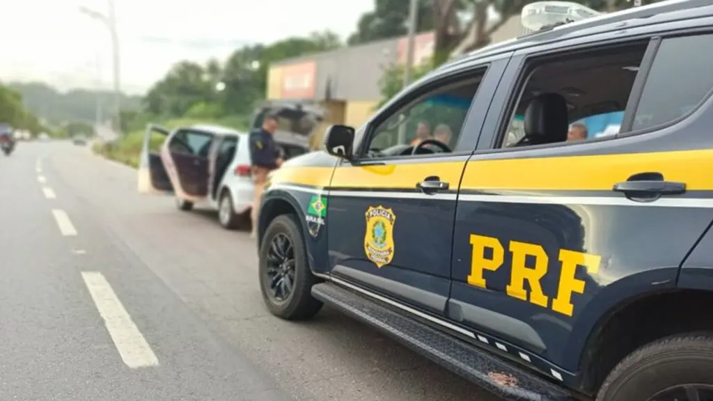 PRF recupera carro furtado há quase cinco anos durante fiscalização na Serra