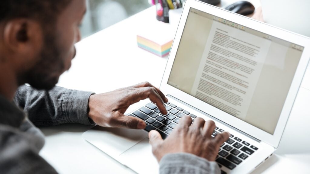 Prefeitura abre processo seletivo com 101 vagas na Assistência Social; salário chega a R$ 3 mil