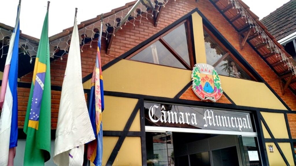 Câmara Municipal abre concurso com 13 vagas e salários de até R$ 4,5 mil