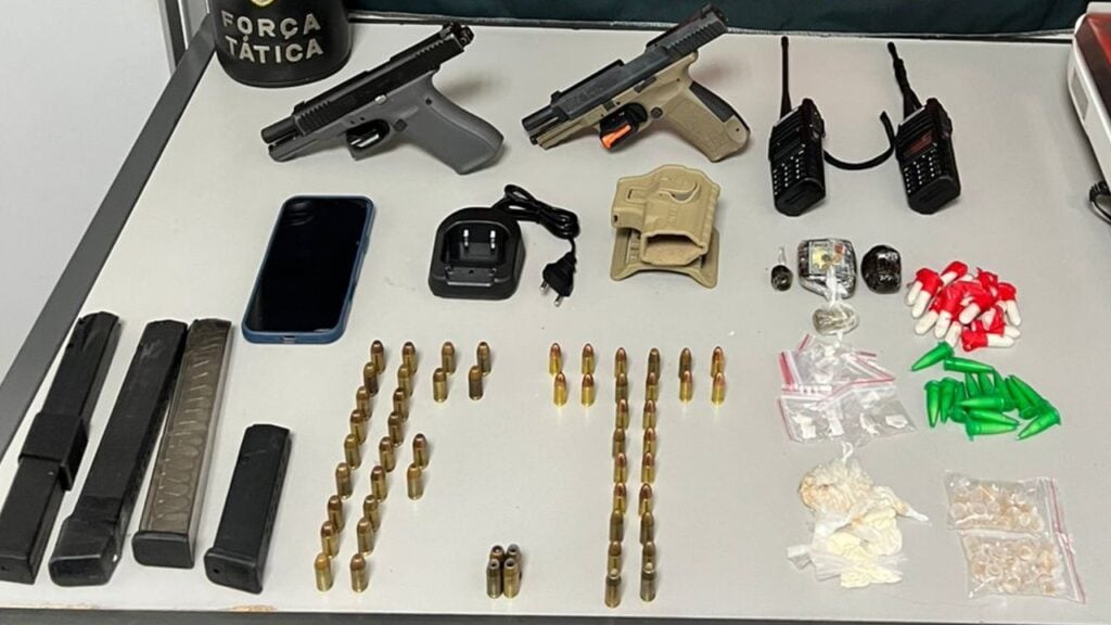 Irmãos são presos com pistolas, drogas e munições em área dominada pelo tráfico na Serra
