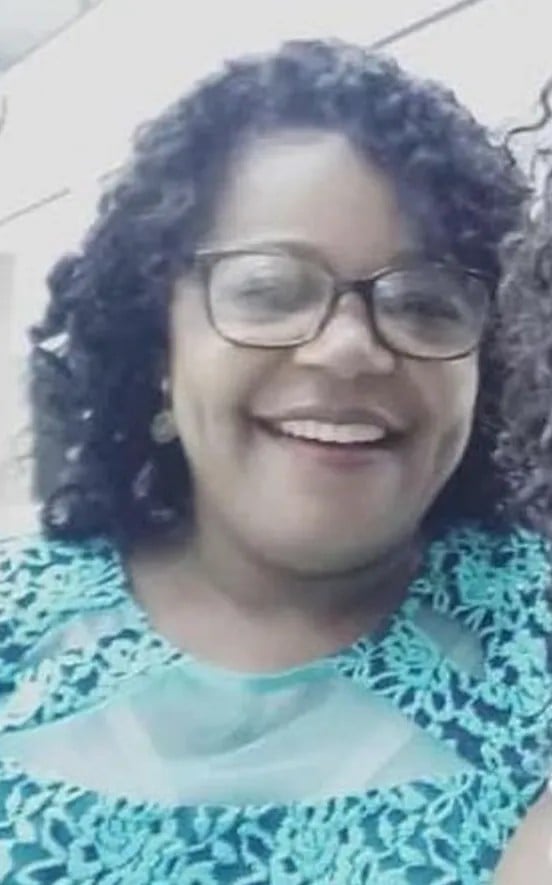 Foto de uma mulher de óculos sorrindo (Nauzeti Honorino Manuel, de 46 anos).