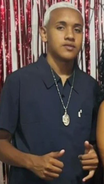Foto de um jovem identificado como Antoni, de 18 anos. O jovem está fazendo sinais de positivo com as duas mãos.