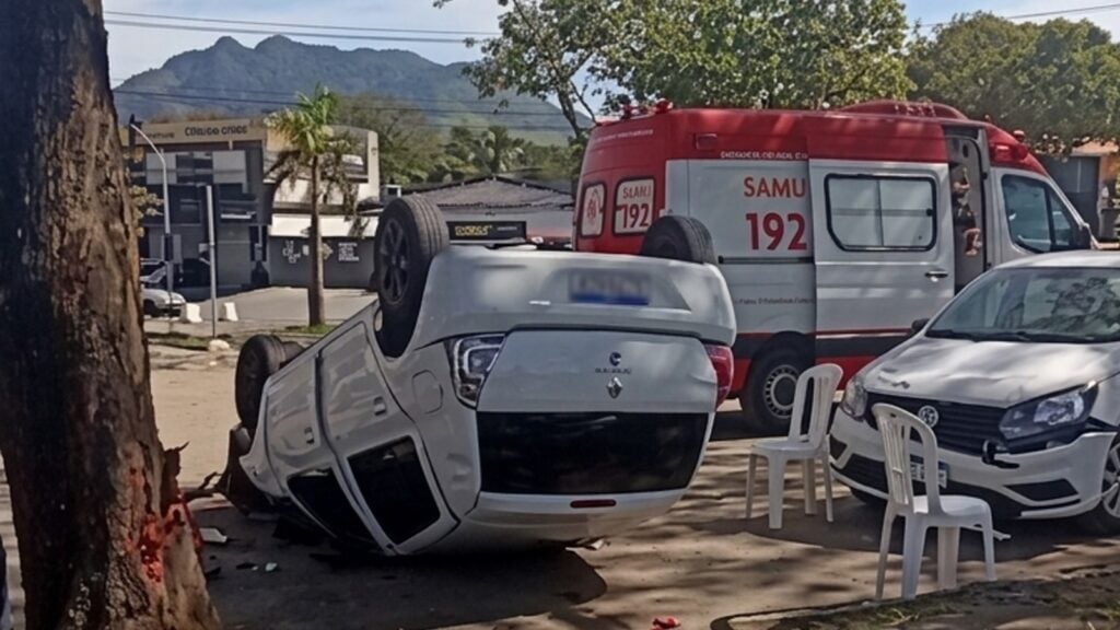 Mulher capota carro enquanto aprendia a dirigir na Serra Mulher capota carro enquanto aprendia a dirigir na Serra