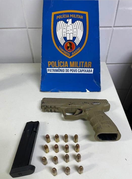 Sobre uma mesa uma pistola calibre 9mm, um carregador e 15 munições intactas. 