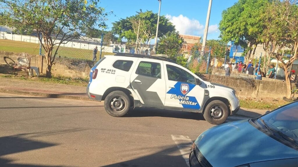 Jovem é executado a tiros dentro de campo de futebol na Serra Viatura da 14ª Companhia Independente da Polícia Militar estacionada próxima à área de lazer isolada em Nova Almeida, na Serra.