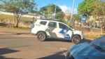 Viatura da 14ª Companhia Independente da Polícia Militar estacionada próxima à área de lazer isolada em Nova Almeida, na Serra.
