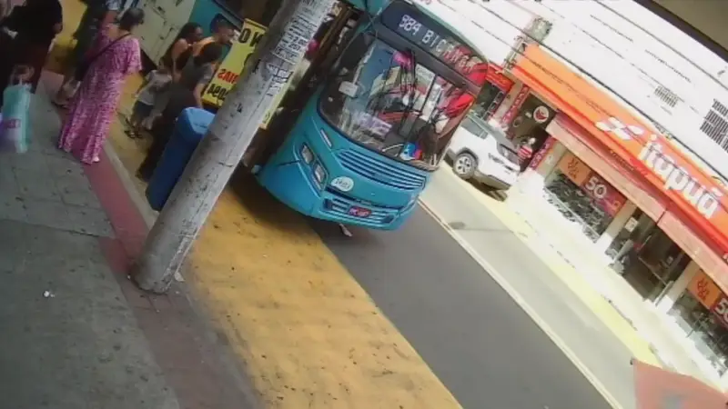 Vídeo: ciclista de bike elétrica bate em ônibus parado na Serra Flagrante exato da colisão de trânsito na Avenida Central, evidenciando o momento do choque entre a bike e o ônibus parado.